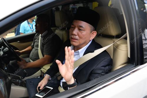 AHLI PARLIMEN KELUAR DARI PERKARANGAN ISTANA