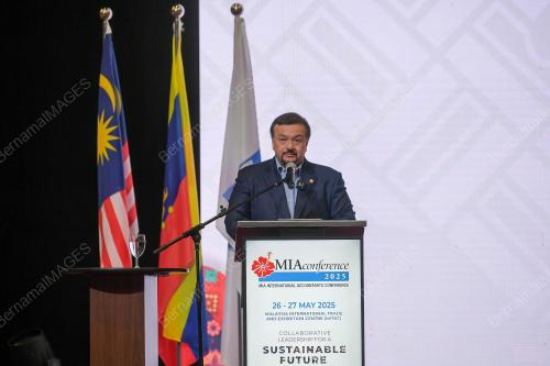 DATUK SERI AMIR HAMZAH AZIZAN