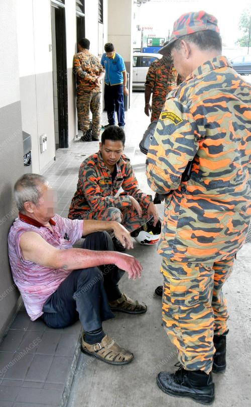 LENGAN TERSUMBAT DALAM LUBANG TANDAS