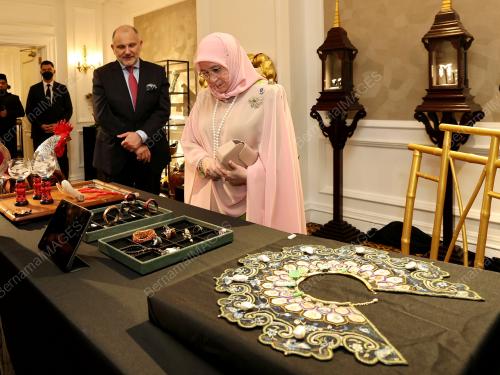 TUANKU HAJAH AZIZAH AMINAH MAIMUNAH ISKANDARIAH