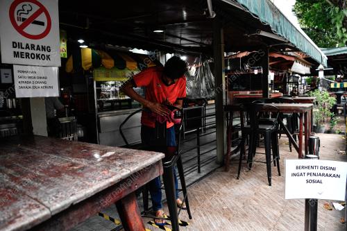 MAKAN DI PREMIS MAKANAN