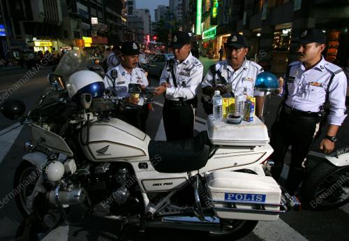 ANGGOTA POLIS TRAFIK BERBUKA