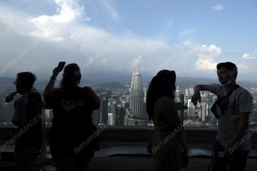 DI MENARA KUALA LUMPUR
