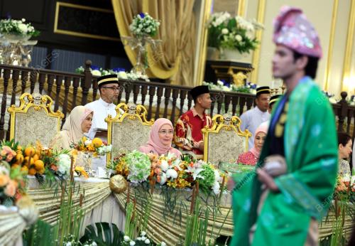 TUNKU AZIZAH AMINAH MAIMUNAH ISKANDARIAH 