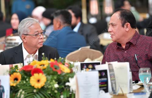 MAJLIS SANTAI PETANG MENTERI KANAN PERTAHANAN BERSAMA PENGGIAT SENI