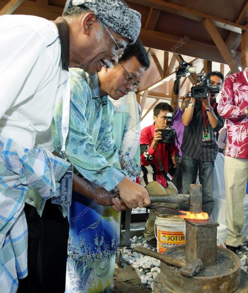 MOHD SHAFIE APDAL