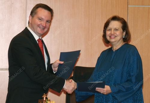 ZETI AKHTAR AZIZ