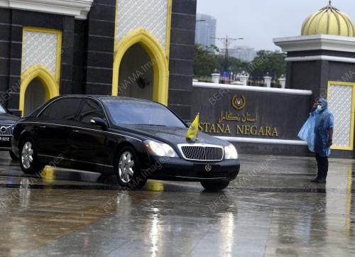 KENDERAAN KELUAR DARI PERKARANGAN ISTANA NEGARA