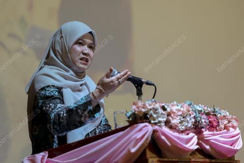 FADHLINA SIDEK