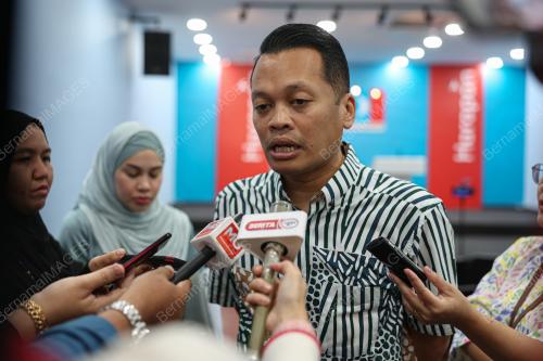 NIK NAZMI NIK AHMAD