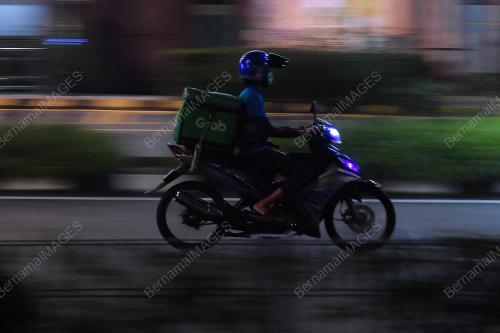 PENGHANTAR MAKANAN RAIH PENDAPATAN LEBIH SEMASA PKP