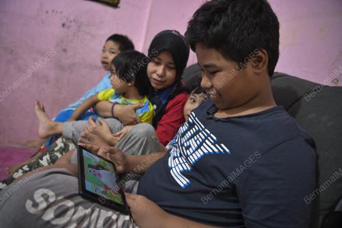 PENDAKWAH EBIT LEW BANTU PELAJAR MENGIKUTI PDPR