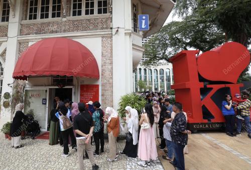 ORANG RAMAI MEMENUHI KLCG