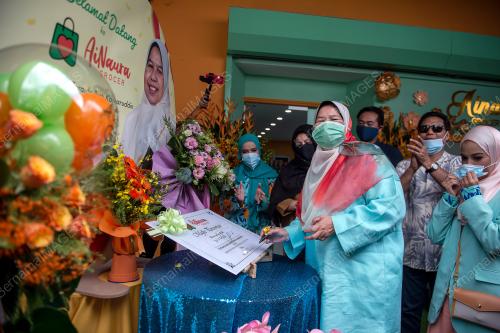 ZURAIDA KAMARUDDIN