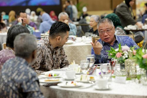 DATUK SERI TIONG KING SING
