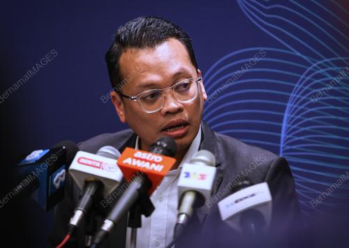 NIK NAZMI NIK AHMAD