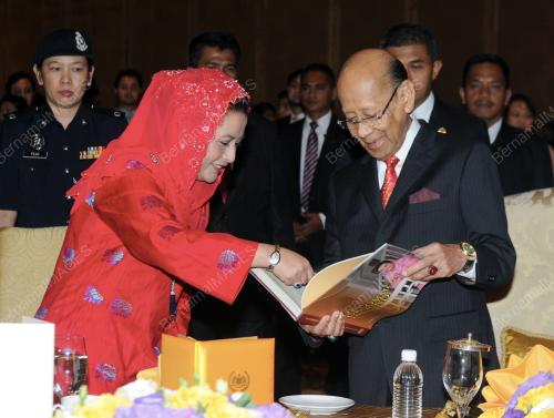 KL38_01102013_AGONG