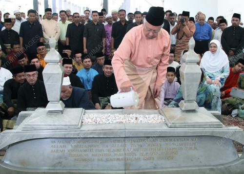 MOHD NAJIB TUN ABDUL RAZAK
