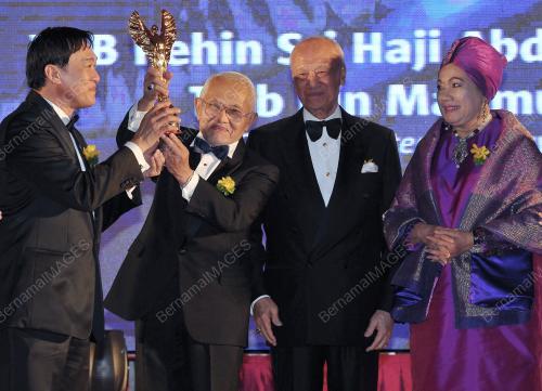 KL38_03102012_AWARDS