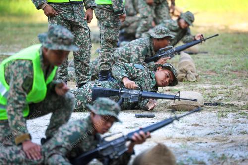LATIHAN MENEMBAK SENJATA RINGAN PLKN