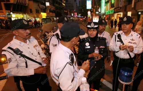 ANGGOTA POLIS TRAFIK BERBUKA