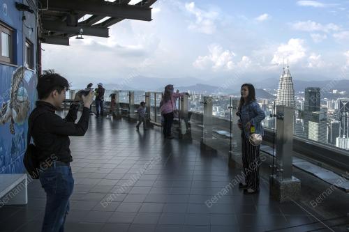 DI MENARA KUALA LUMPUR
