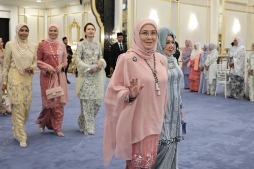 TUNKU AZIZAH AMINAH MAIMUNAH ISKANDARIAH 