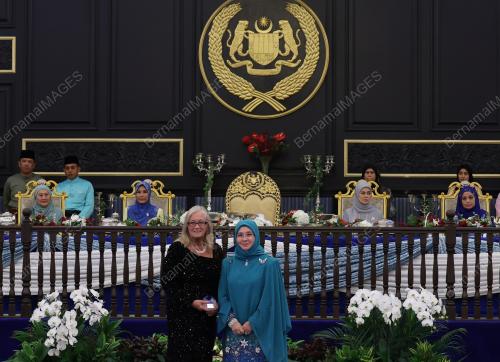 TUNKU AZIZAH AMINAH MAIMUNAH ISKANDARIAH