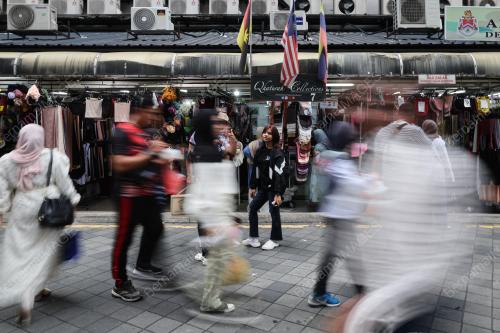 PENGUNJUNG DI JALAN TUANKU ABDUL RAHMAN
