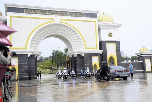 KENDERAAN MEMASUKI PERKARANGAN ISTANA