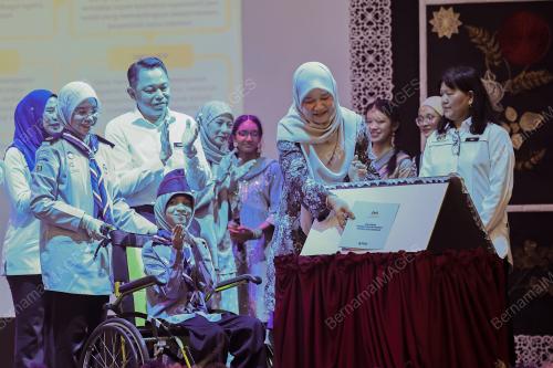 FADHLINA SIDEK