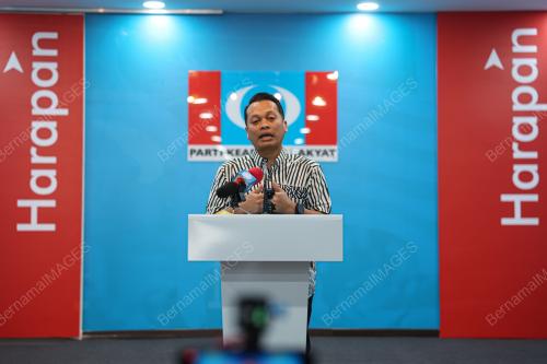 NIK NAZMI NIK AHMAD
