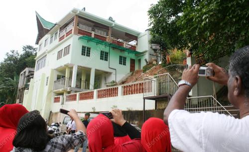 TANAH RUNTUH