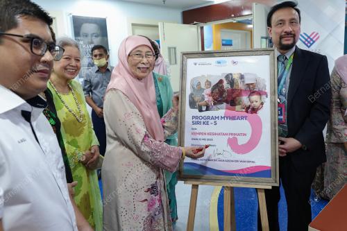 DATUK SERI DR WAN AZIZAH WAN ISMAIL