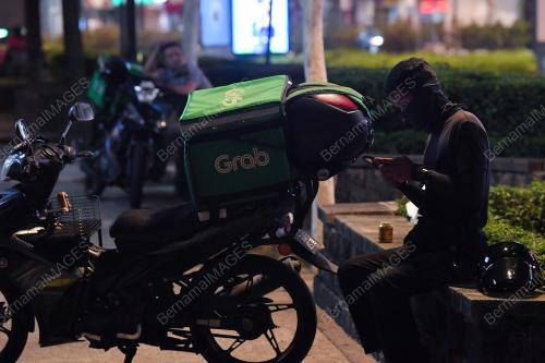 PENGHANTAR MAKANAN RAIH PENDAPATAN LEBIH SEMASA PKP