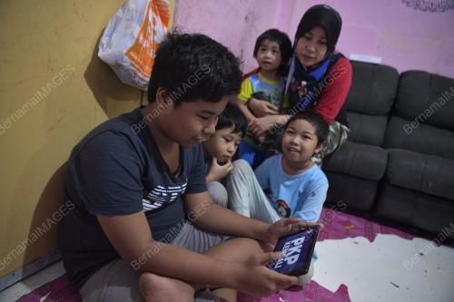 PENDAKWAH EBIT LEW BANTU PELAJAR MENGIKUTI PDPR