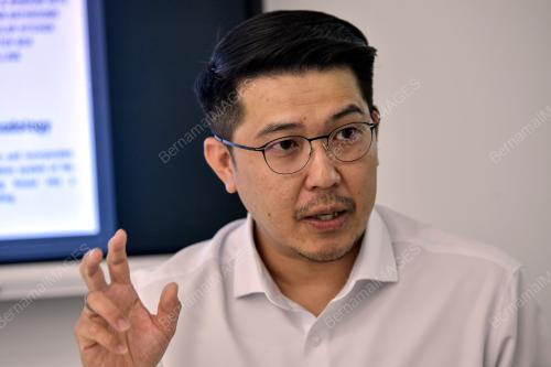 AXXU HOI JUNG WAI