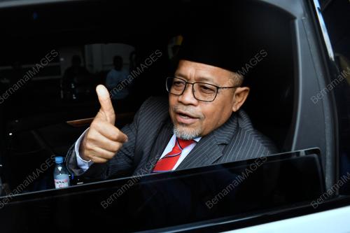 AHLI PARLIMEN KELUAR DARI PERKARANGAN ISTANA