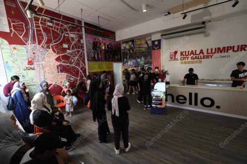ORANG RAMAI MEMENUHI KLCG
