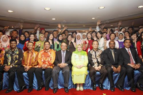 TUN RAHAH TAN SRI MOHD NOAH