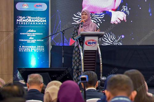FADHLINA SIDEK