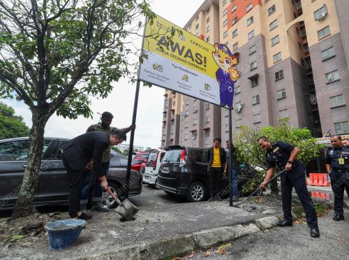 PELANCARAN PAPAN TANDA KESELAMATAN KENDERAAN ANTARA PDRM DAN CAR