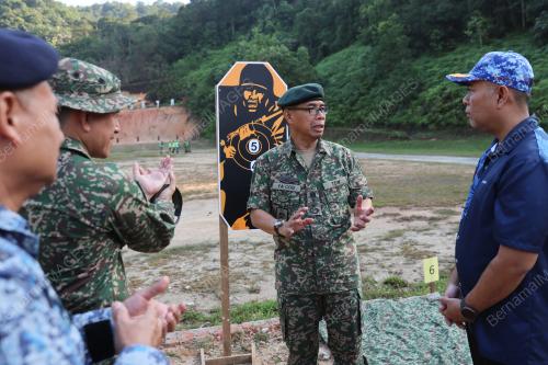 LATIHAN MENEMBAK SENJATA RINGAN PLKN