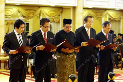 ANGGOTA KABINET ANGKAT SUMPAH