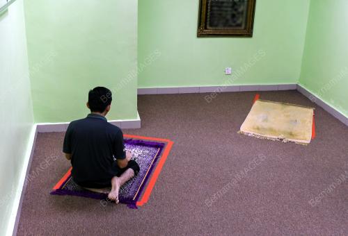 TINJAUAN SURAU DI PUSAT BELI BELAH