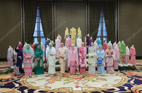 TUNKU AZIZAH AMINAH MAIMUNAH ISKANDARIAH 