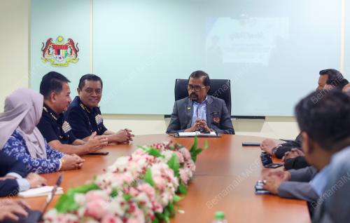 DATUK ADNAN MAT
