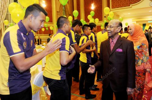 KL39_13122015_AGONG