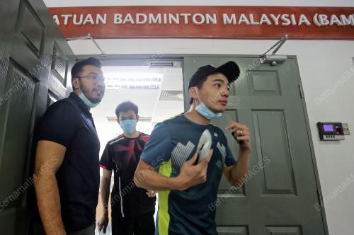 PEMAIN BADMINTON PROFESIONAL LAPOR DIRI