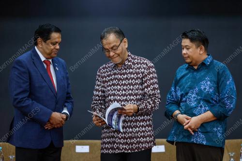 DATUK SERI DR DZULKEFLY AHMAD